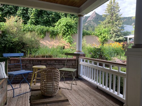 VIEWS: Steps to Chautauqua Trails. Walk to CU & Downtown. Cozy & Comfortable