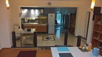 Grand réfrigérateur, micro-ondes, four, plaque de cuisson