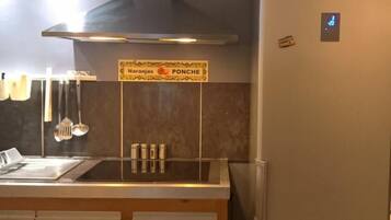 Grand réfrigérateur, micro-ondes, four, plaque de cuisson