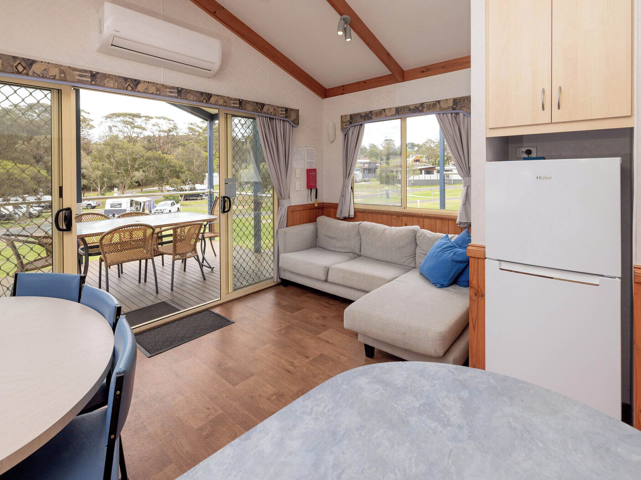 Standard-Villa | Wohnbereich | 32-Zoll-Flachbildfernseher mit Satellitenempfang