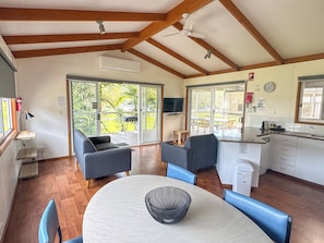 Maison Deluxe | Cuisine privée | Grand réfrigérateur, micro-ondes, four, plaque de cuisson