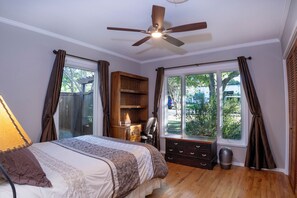 4 bedrooms, iron/ironing board, WiFi, bed sheets - Central eclectic, Barton Springs, great music, food, Dogs ok! (Austin)