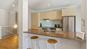 Geladeira, micro-ondas, fogão, lava-louças