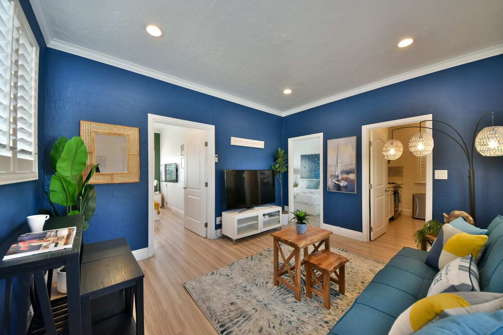 ꧁ Premier Modern Home w View, Parking, & AC ꧂