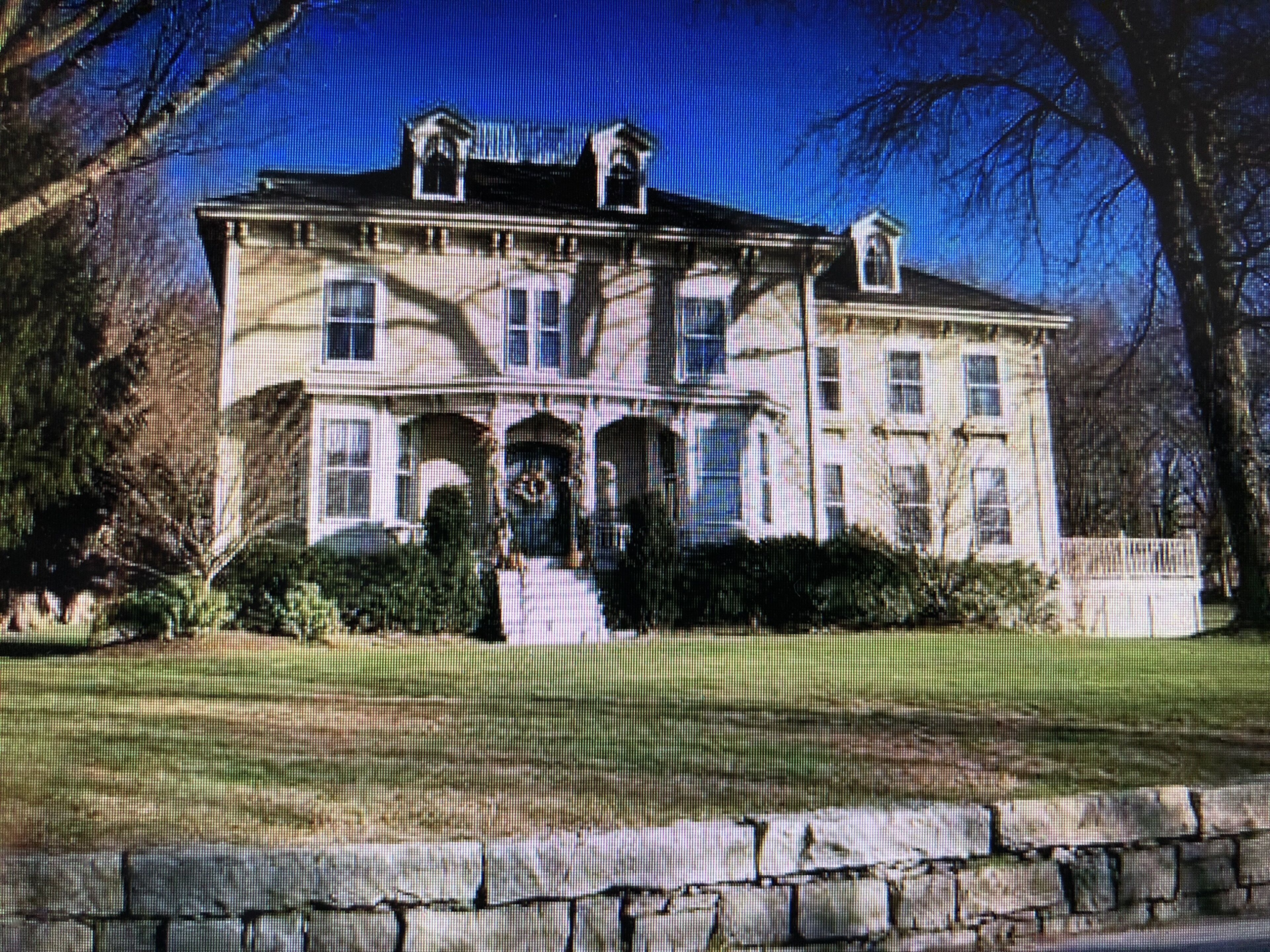 Stately Restored Victorian with panoramic waterviews near Newport (12 beds)
