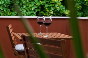 Outdoor dining - Charming apartment just a moment from the sea. (Brašina)