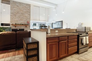 Kjøleskap, mikrobølgeovn, ovn og kokeplater