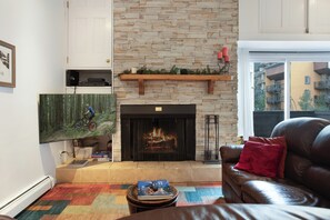 TV, fireplace, Netflix, Hulu - 100 ft. to Gondola!! Balcony, Fireplace, Parking, Views!! Heart of Lionshead!! (Vail)