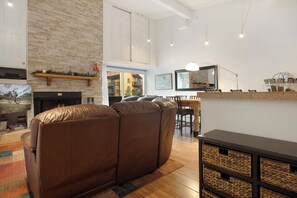 Interior - 100 ft. to Gondola!! Balcony, Fireplace, Parking, Views!! Heart of Lionshead!! (Vail)