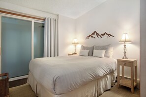 2 bedrooms, free WiFi, bed sheets - 100 ft. to Gondola!! Balcony, Fireplace, Parking, Views!! Heart of Lionshead!! (Vail)