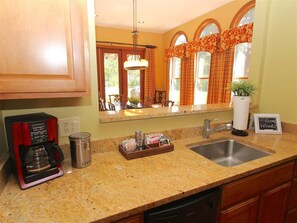 Réfrigérateur, micro-ondes, plaque de cuisson, lave-vaisselle