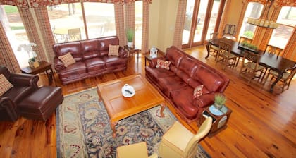 Beautiful 4- Bedroom Cottage (WITH X2 QUEEN BEDS IN EACH BEDROOM) overlooking the 9th Green at Pinehurst National No.9