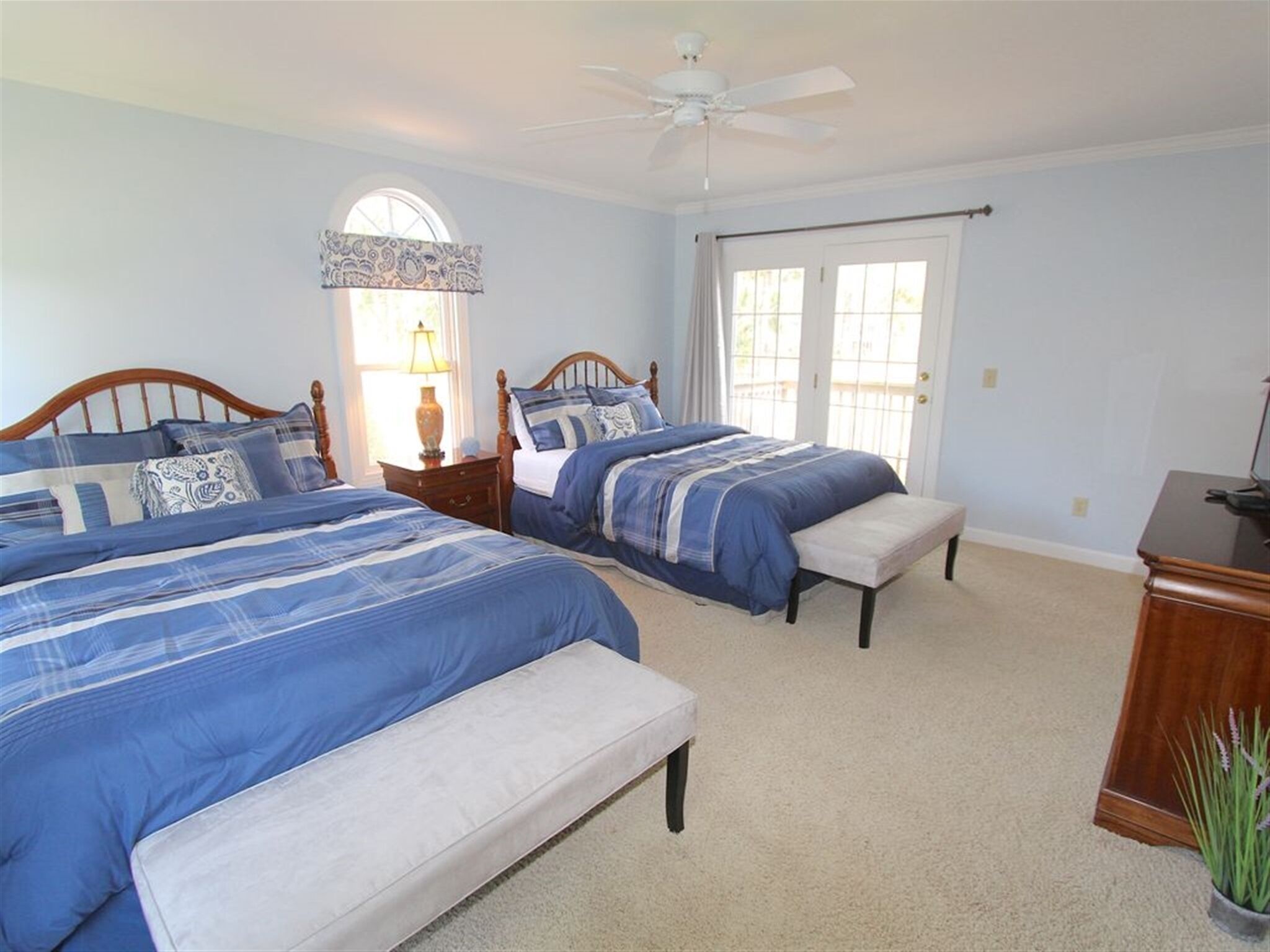 4 bedrooms, iron/ironing board, internet, bed sheets