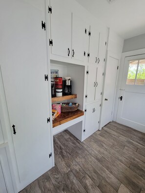 Interior - Beautiful hill country peace. (Blanco)