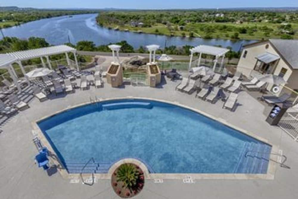 Retreat to country living!