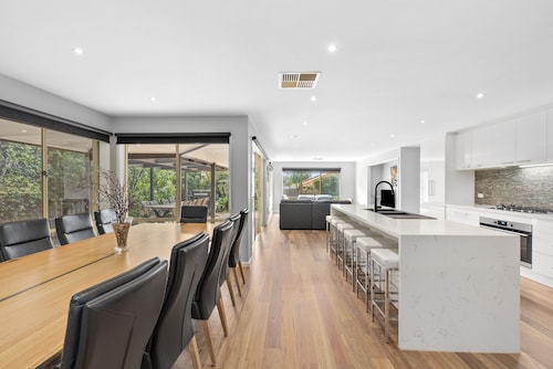 KINGSTON DOWNS - OCEAN GROVE  - Sleeps 17
Strictly Family and Corporate Bookings