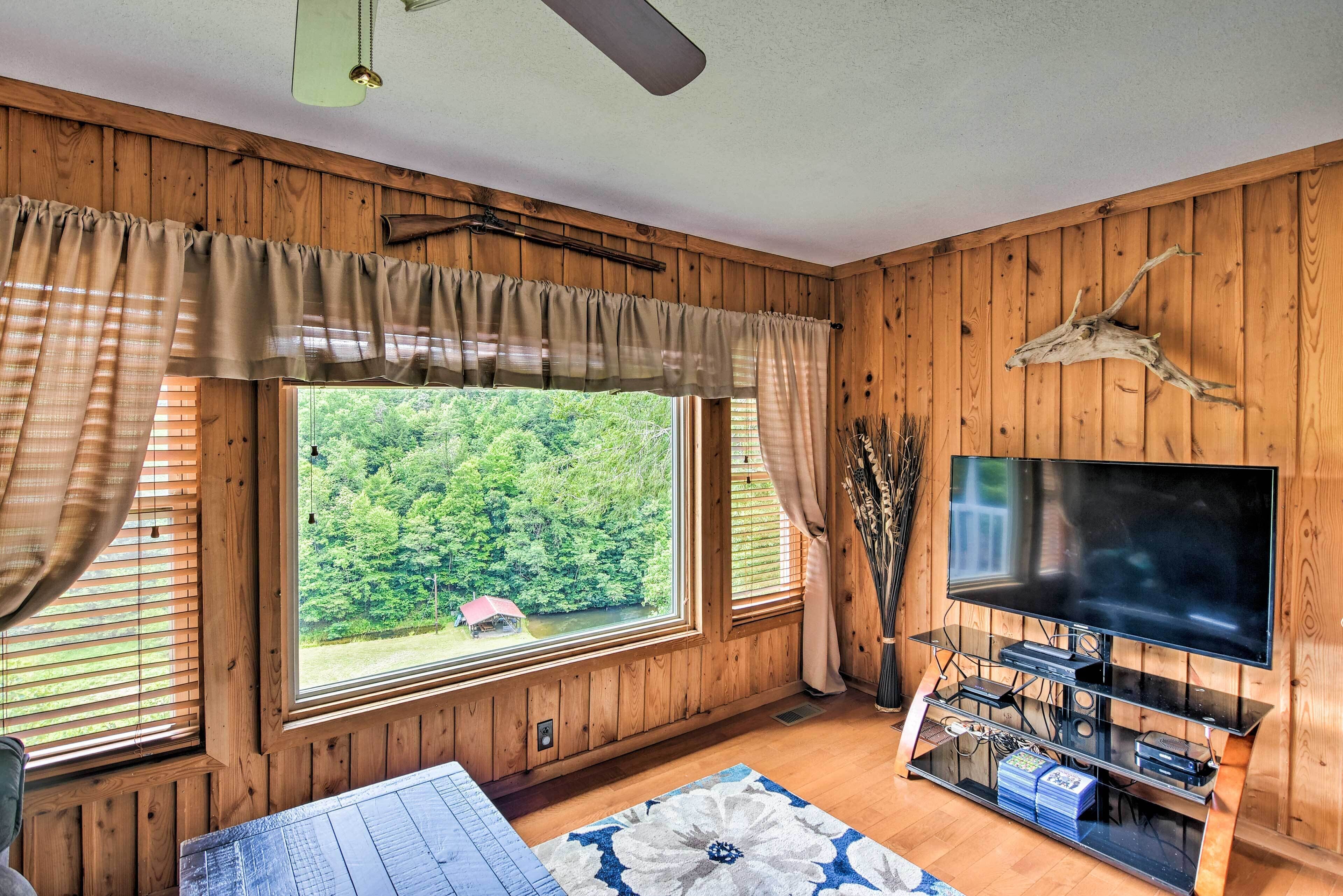 Pet-Friendly Castlewood Cabin w/ Deck & Pond Views