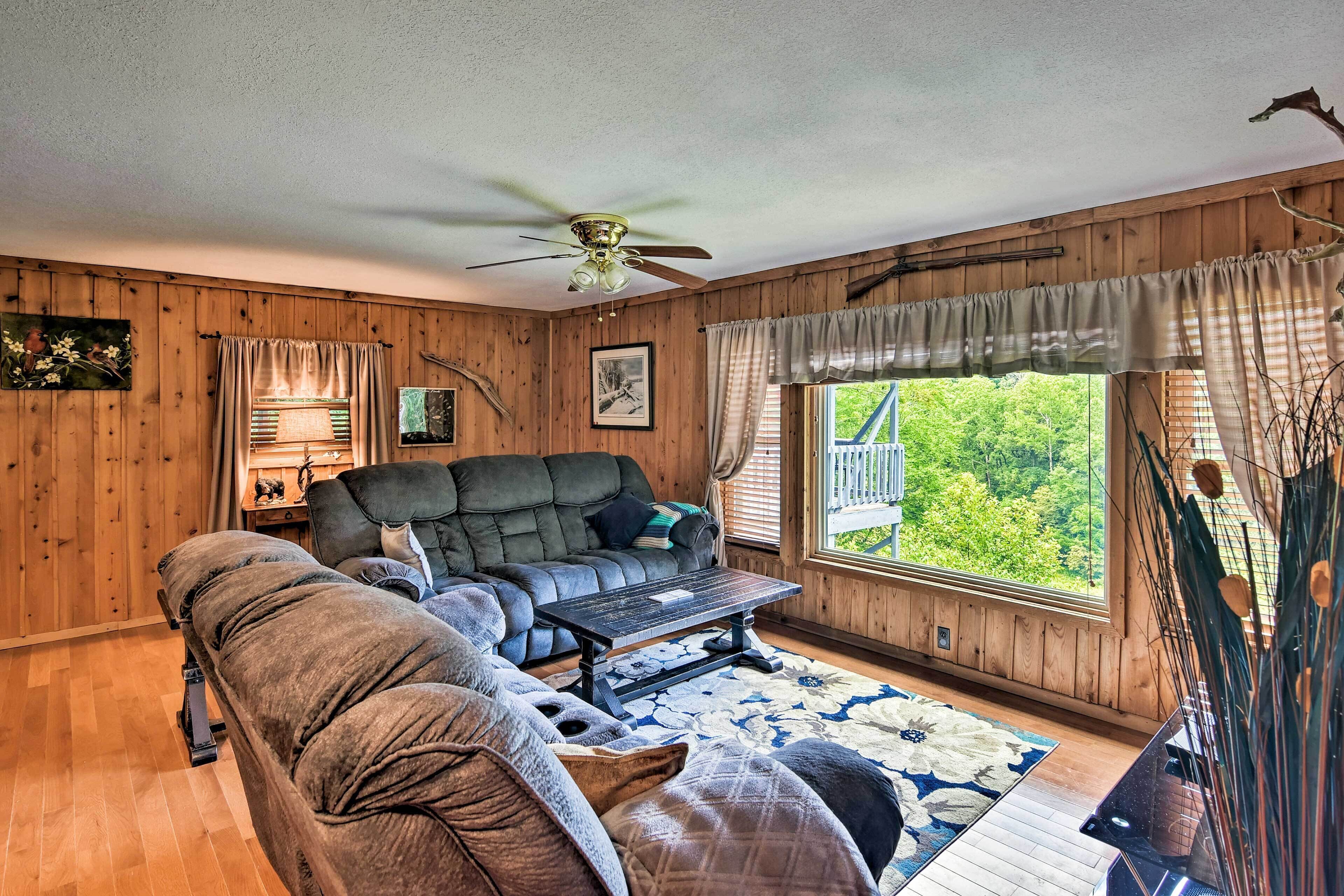 Pet-Friendly Castlewood Cabin w/ Deck & Pond Views