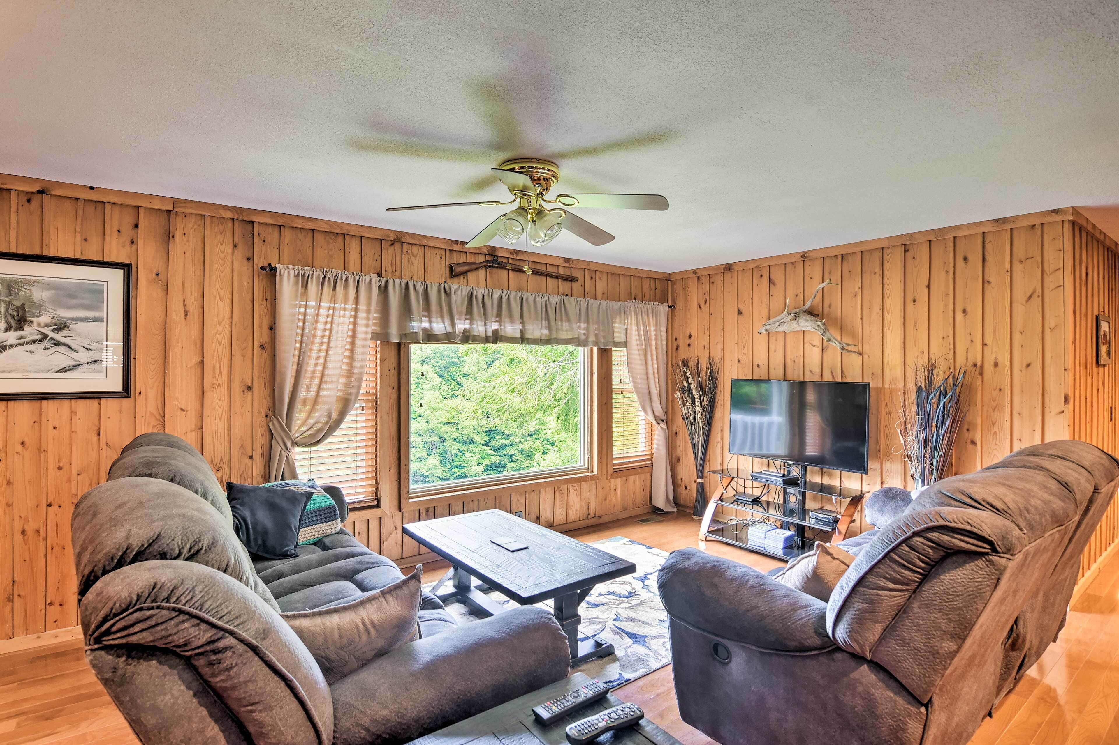 Pet-Friendly Castlewood Cabin w/ Deck & Pond Views