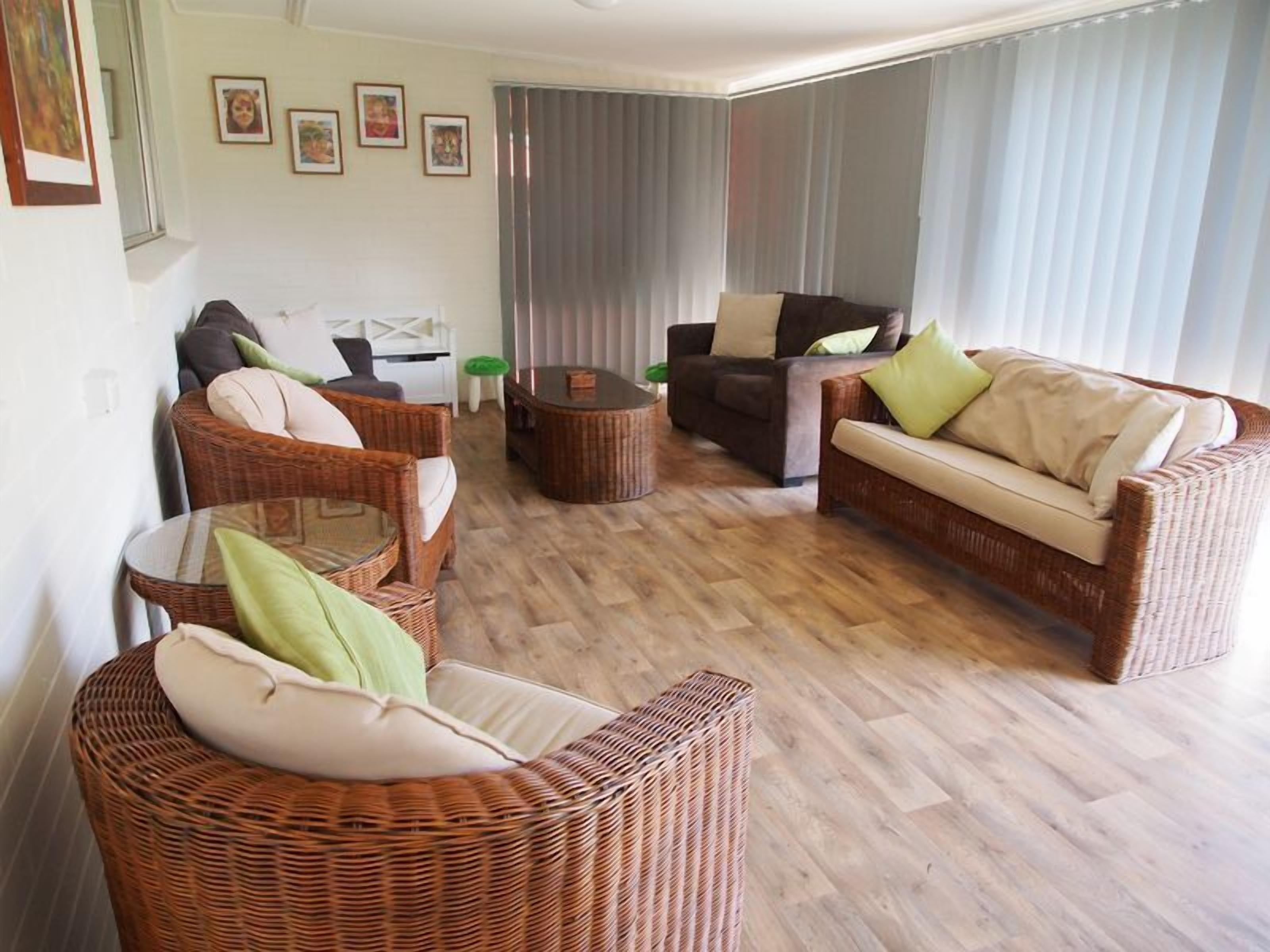 Andrew's Place - 4 bedroom house with Netflix & WiFi