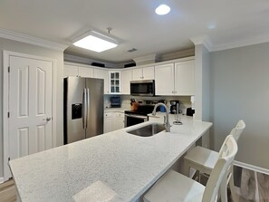 Geladeira, micro-ondas, fogão, cooktop