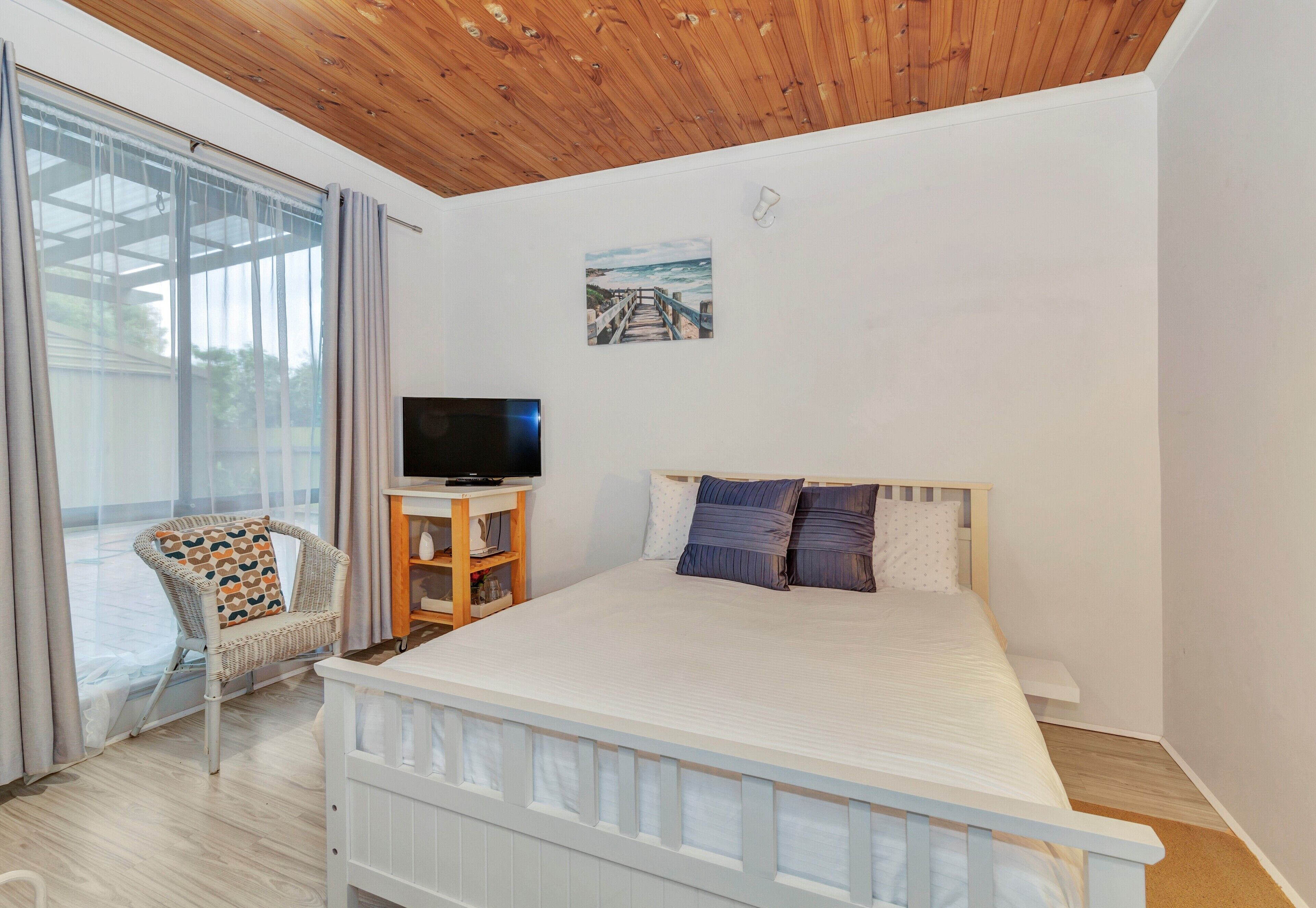 Beach House on The Esplanade Port Willunga. Sunsets and views. — image 16