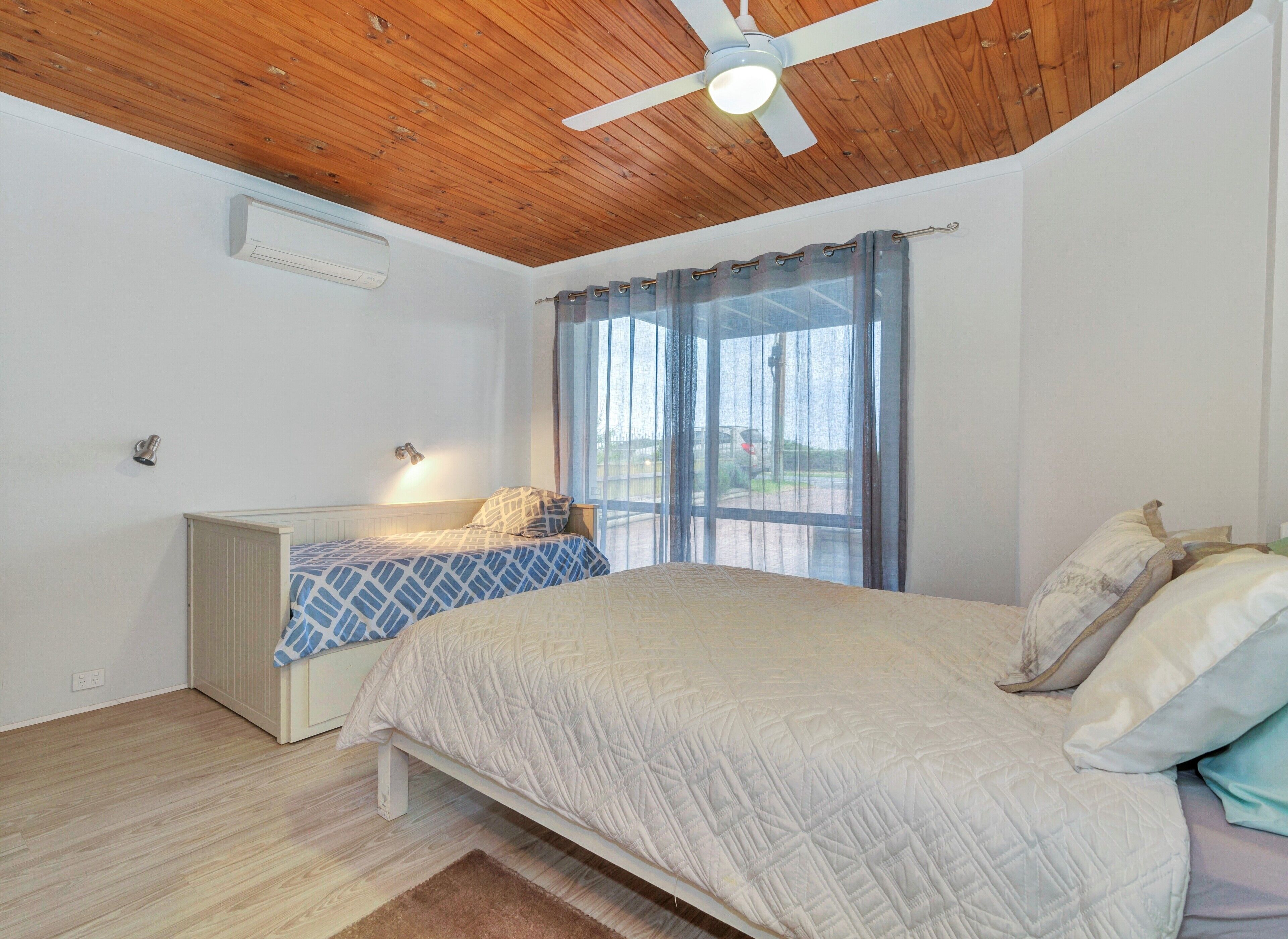 Beach House on The Esplanade Port Willunga. Sunsets and views. — image 15