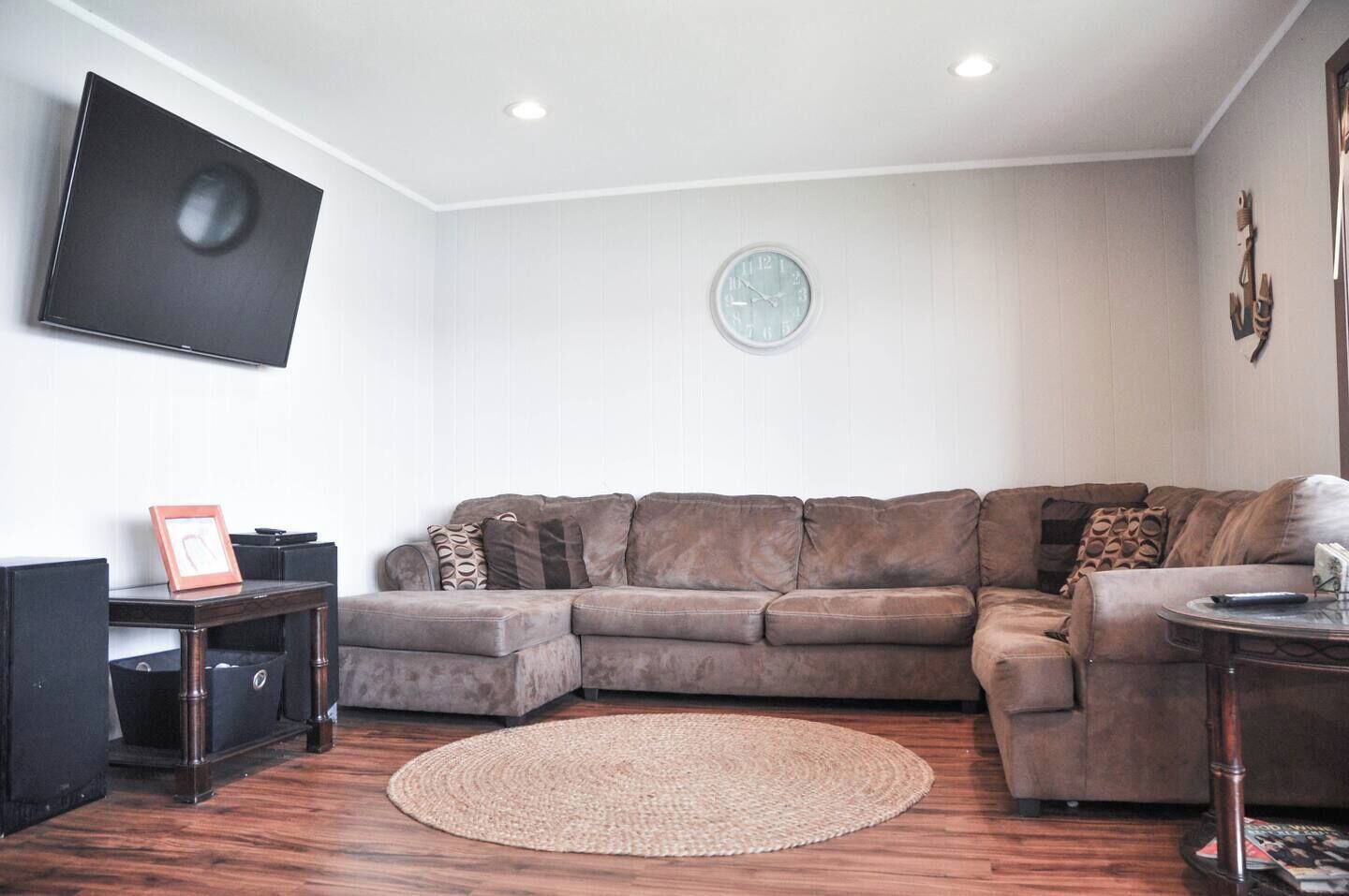 Älytelevisio, DVD-soitin, työhuone, tietokoneen näyttö