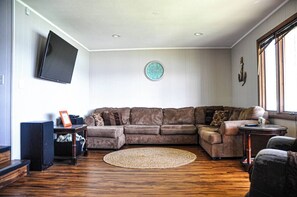 TV connectée, lecteur de DVD, espaces bureaux, écrans d'ordinateur