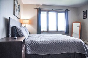 4 bedrooms, desk, iron/ironing board, travel crib