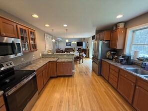 Coffee/tea maker, fridge, microwave, oven - Close to Rockland, large mid coast home in quiet neighborhood (South Thomaston)
