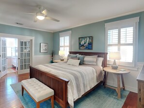 4 bedrooms, iron/ironing board, internet, bed sheets