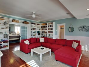 Smart TV, fireplace - Thirst N' Howl | Private Pool, Rooftop Deck, Walk to Beach! (Tybee Island)