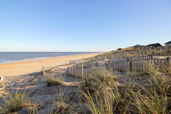 Plage privée, chaises longues