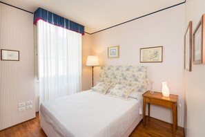 5 chambres, bureau, fer et planche à repasser, lit de bébé portatif