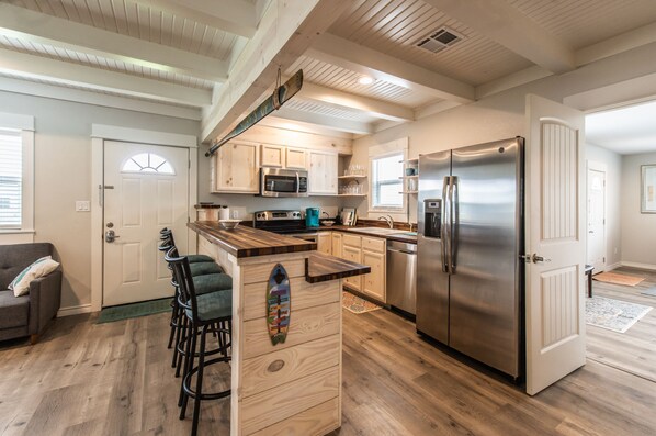 Jääkaappi, mikroaaltouuni, uuni, liesi