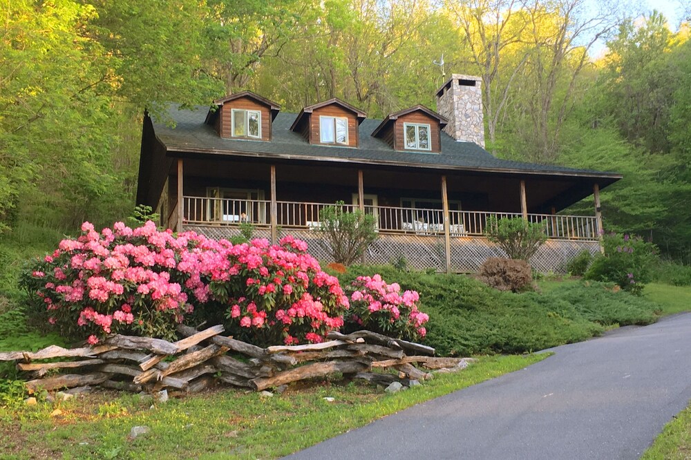 HeathBrooke Cabin: Casual comfort in the heart of NC's High Country near Boone