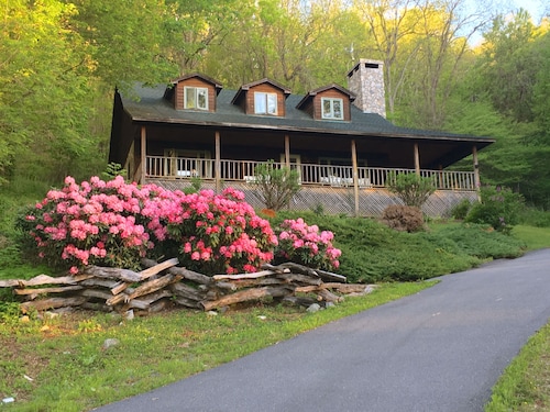 Casual comfort between Boone & Sugar. A retreat w/ soul, High Country centered.