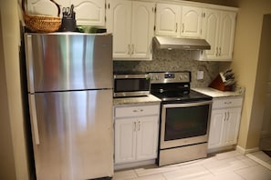 ثلاجة، ميكروويف، فرن، موقد طهي مسطح