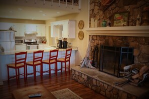 Fridge, microwave, oven, stovetop - Casual comfort between Boone & Sugar. A retreat w/ soul, High Country centered. (Seven Devils)