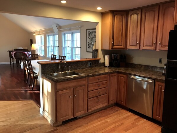 Fridge, microwave, oven, stovetop - Bike path, large yard, AC, near bike path and Nickerson (Brewster)