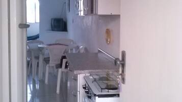 Geladeira, micro-ondas, fogão, cooktop