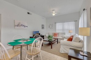 Una televisión, una oficina