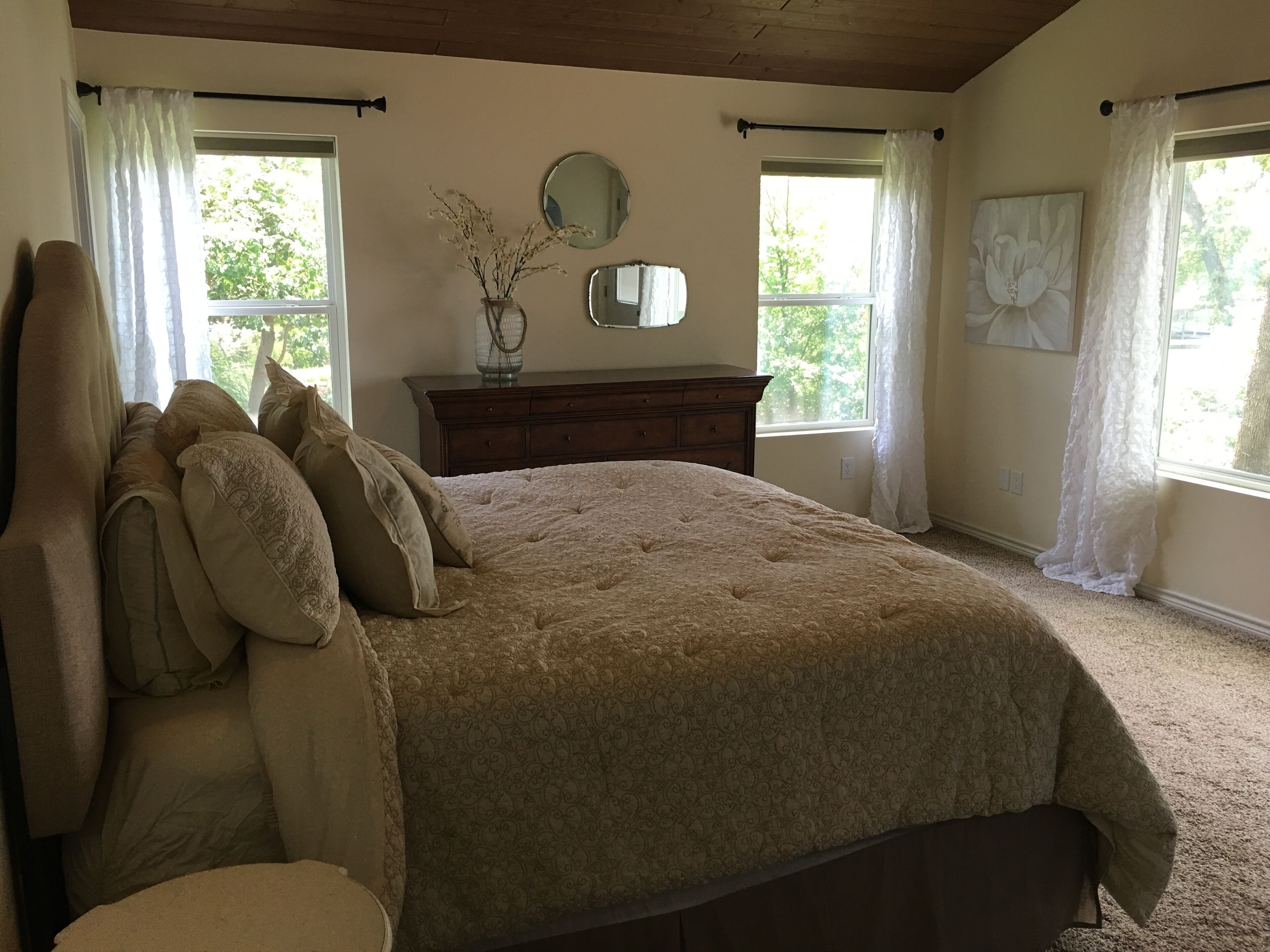 Beautiful Lakefront 4 BR/5 BA Hideaway w/Huge Yard & Gorgeous View