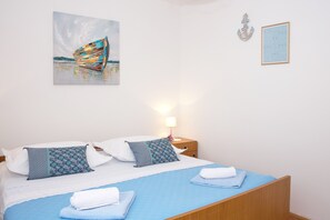 4 bedrooms, iron/ironing board, free WiFi, bed sheets