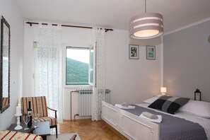 4 bedrooms, iron/ironing board, free WiFi, bed sheets - Dalmatian country cottage (Otok)