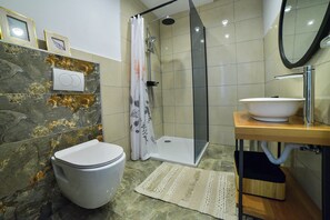 Shower, jetted tub, hair dryer, towels