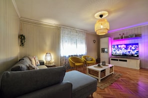 Télévision, cheminée, table de tennis de table