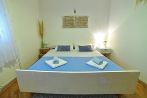 4 bedrooms, iron/ironing board, free WiFi, bed sheets