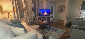 Smart-TV, DVD-Player, Bücher, Musikbibliothek